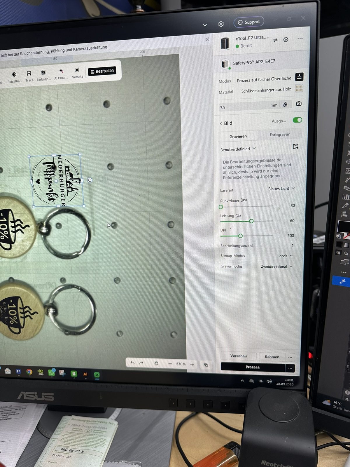 Laser-Software am Monitor: Logo wird auf den Anhängern platziert