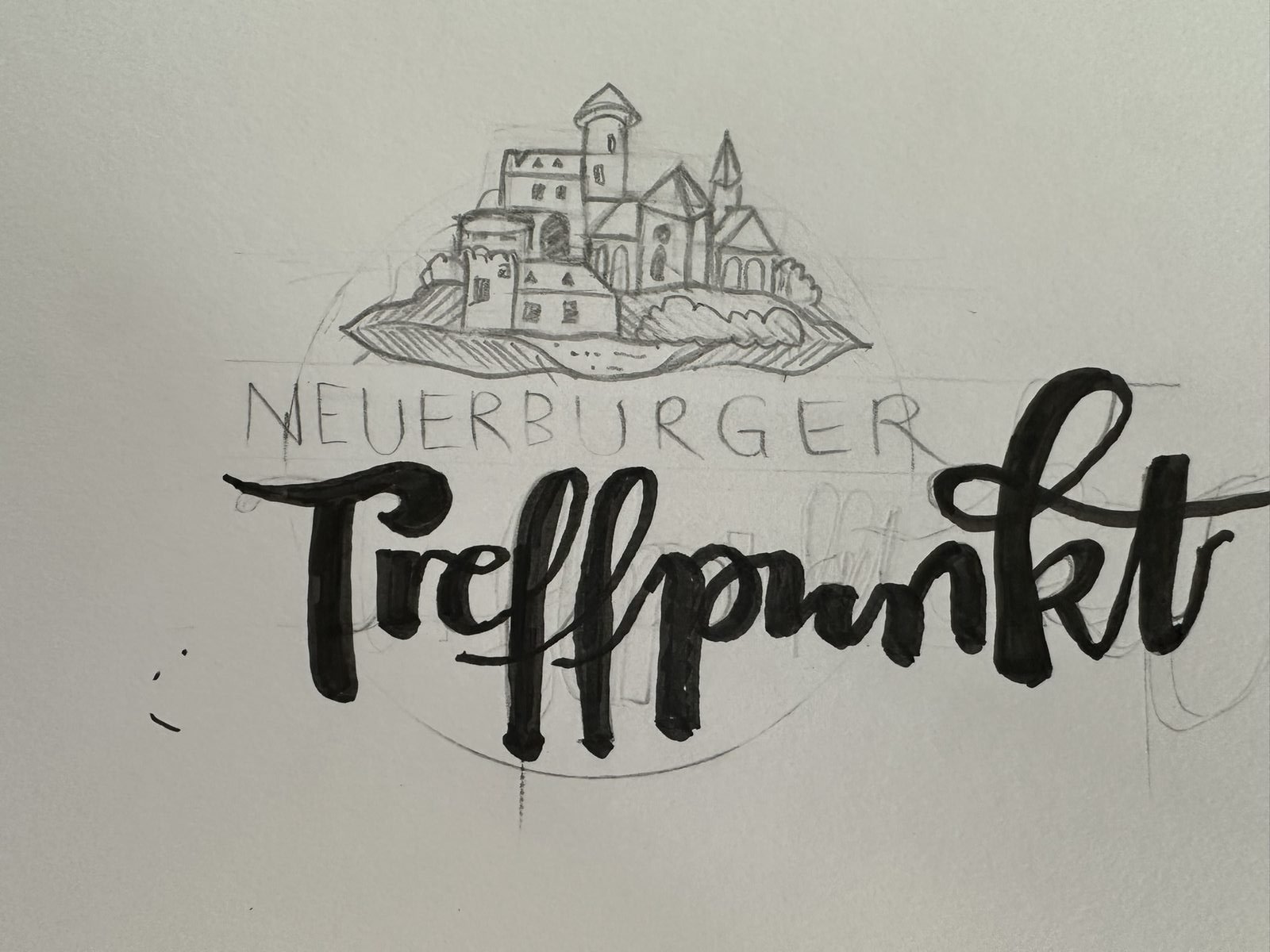 Handgezeichnete Skizze des Logos: Stadtsilhouette mit Burg und Kirchturm, darunter der geletterte Schriftzug Treffpunkt