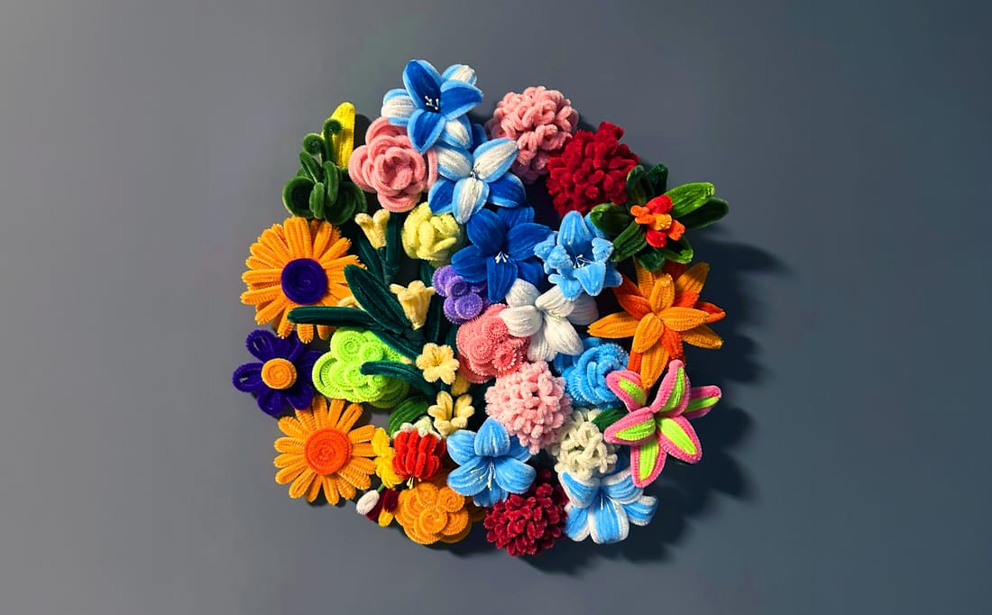 Rundes Blumen-Arrangement aus vielen bunten Chenille-Blüten