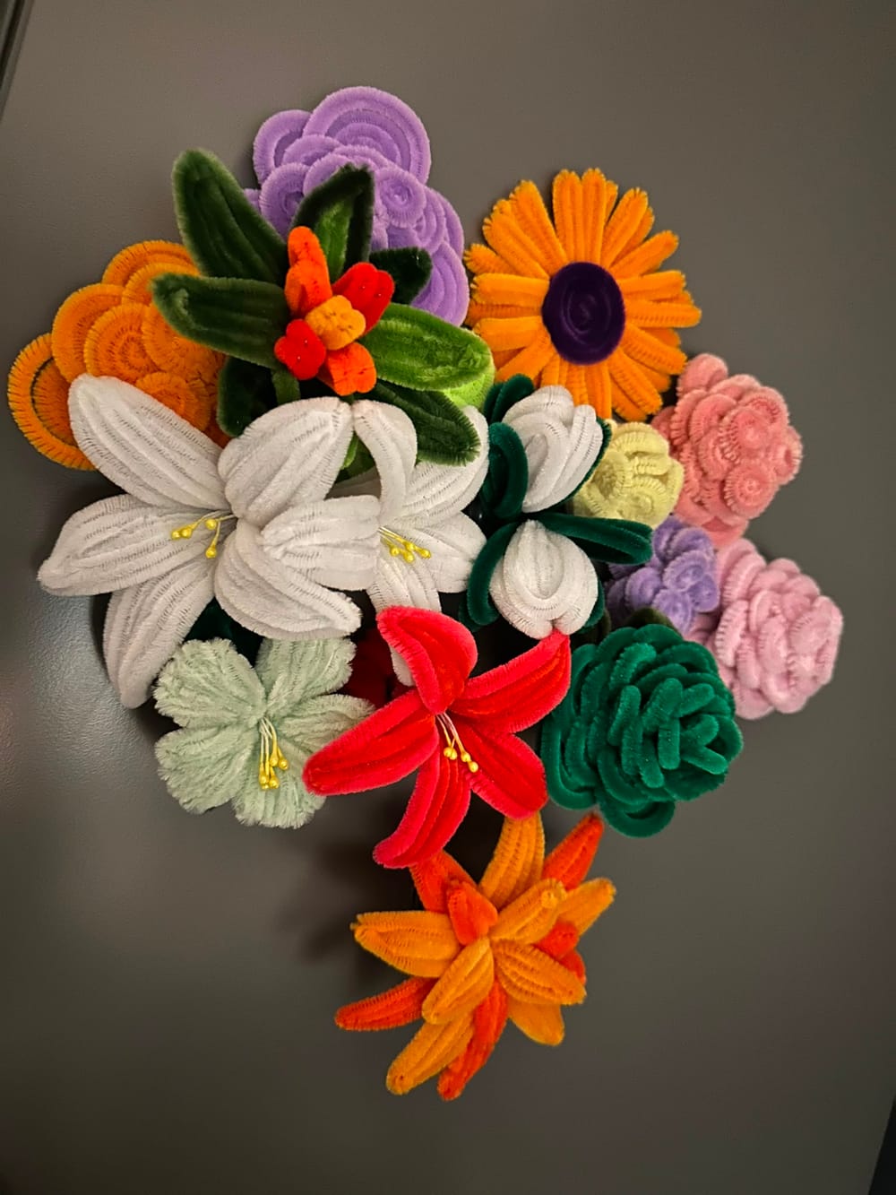 Chenille-Blumenstrauß in Lila, Orange, Weiß und Grün