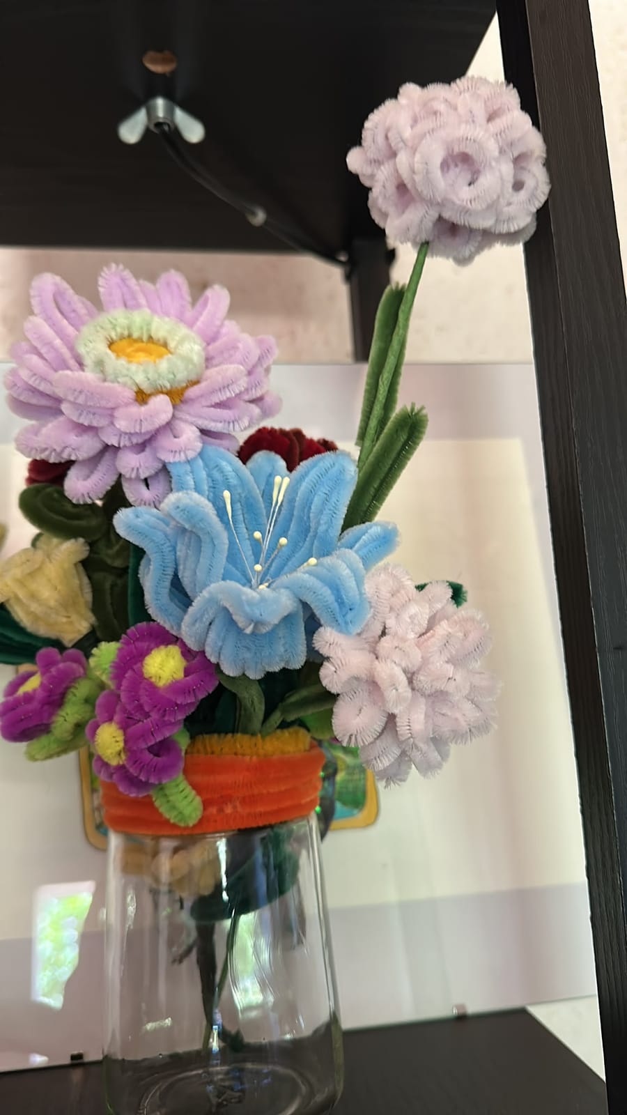 Chenille-Blumenstrauß in einer kleinen Vase