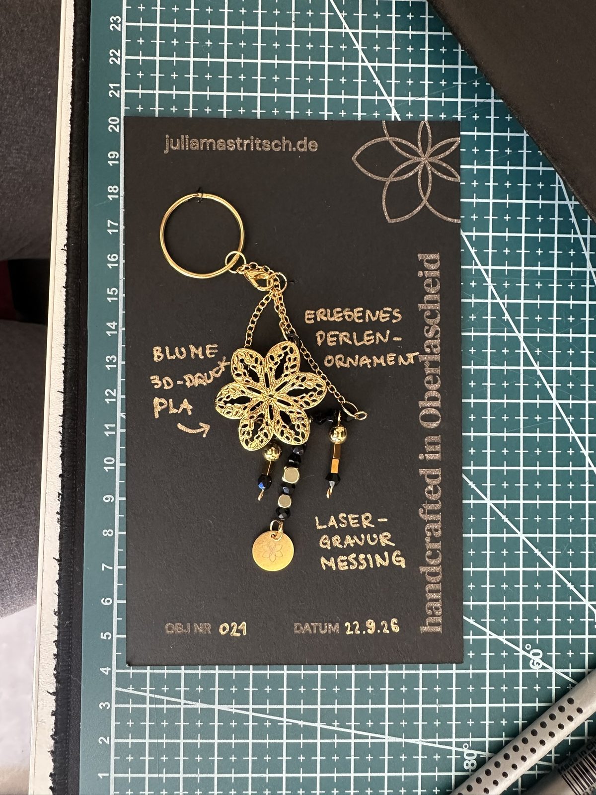 Backdrop mit handschriftlichen Pfeilen zu Blume, Perlen-Ornament und Messing-Gravur, OBJ 022