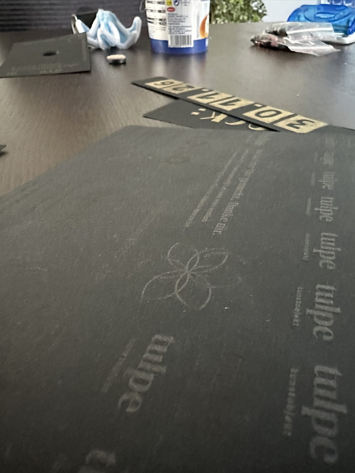Papiergravur-Test: Tulpen-Schriftzug auf schwarzem Karton