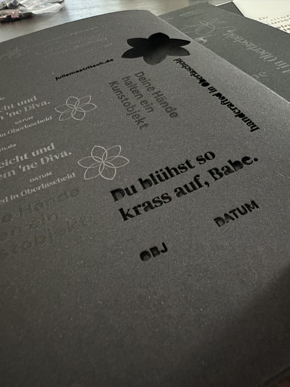 Papiergravur-Test: verschiedene Sprüche und Blumen-Logo