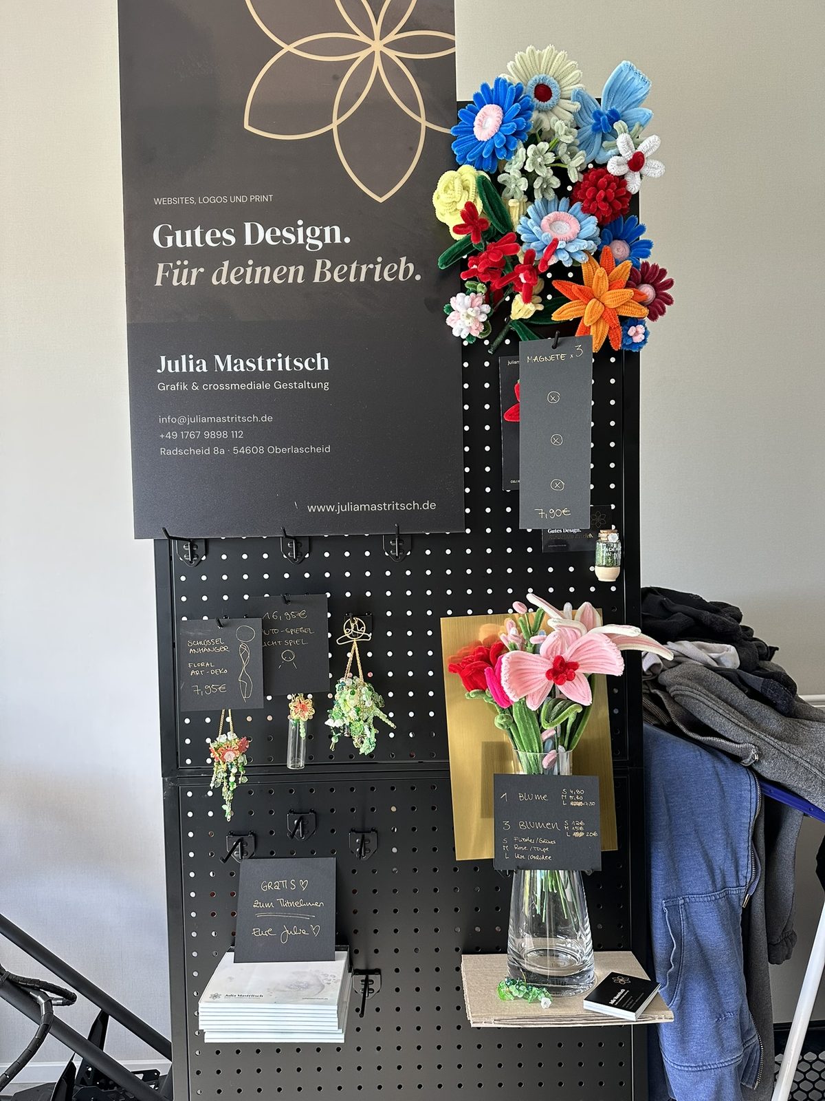 Allererster Prototyp des Displays: Lochplatte mit Plakat und wenigen Anhängern