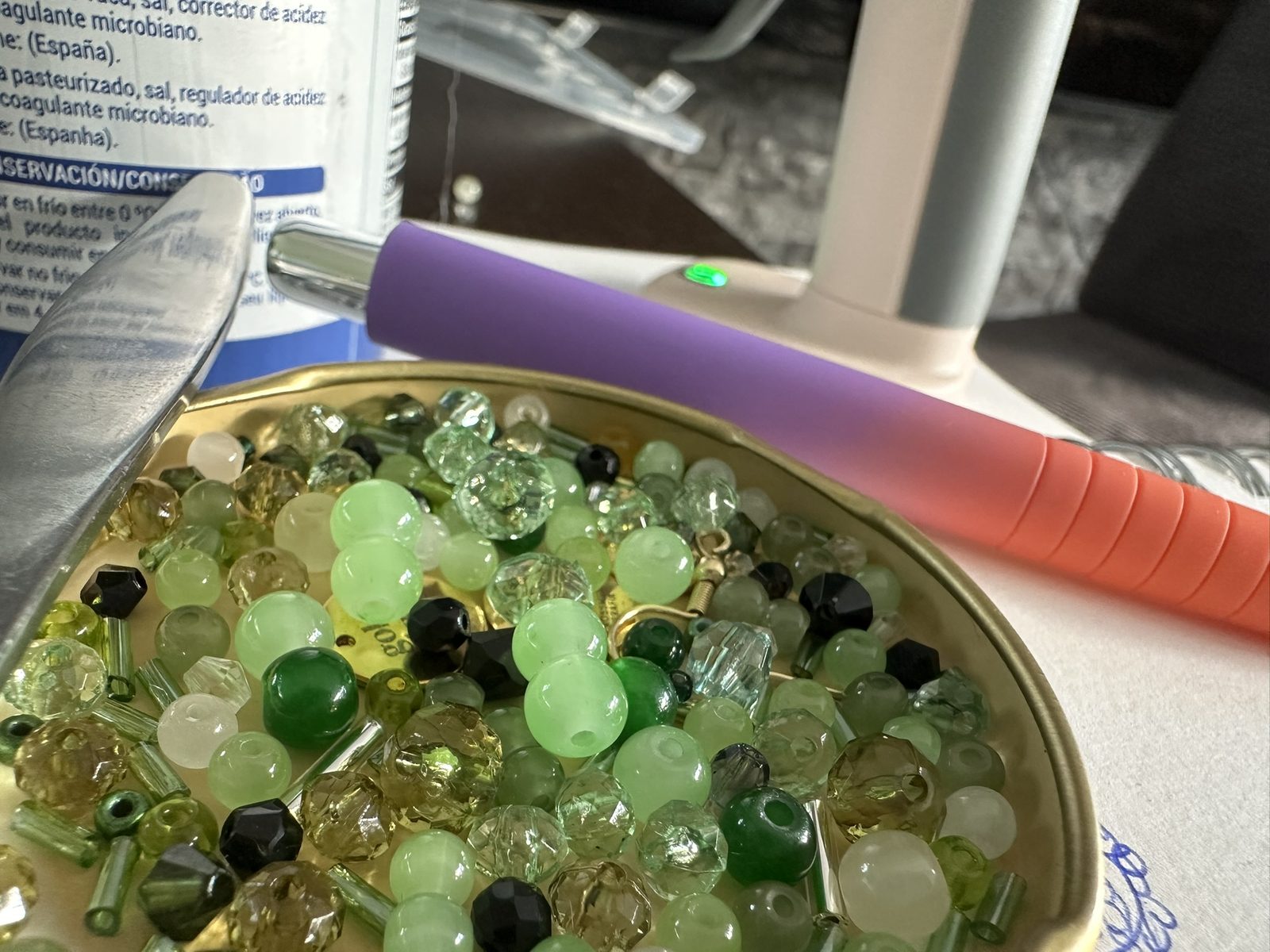 Schüssel voller grüner Glasperlen