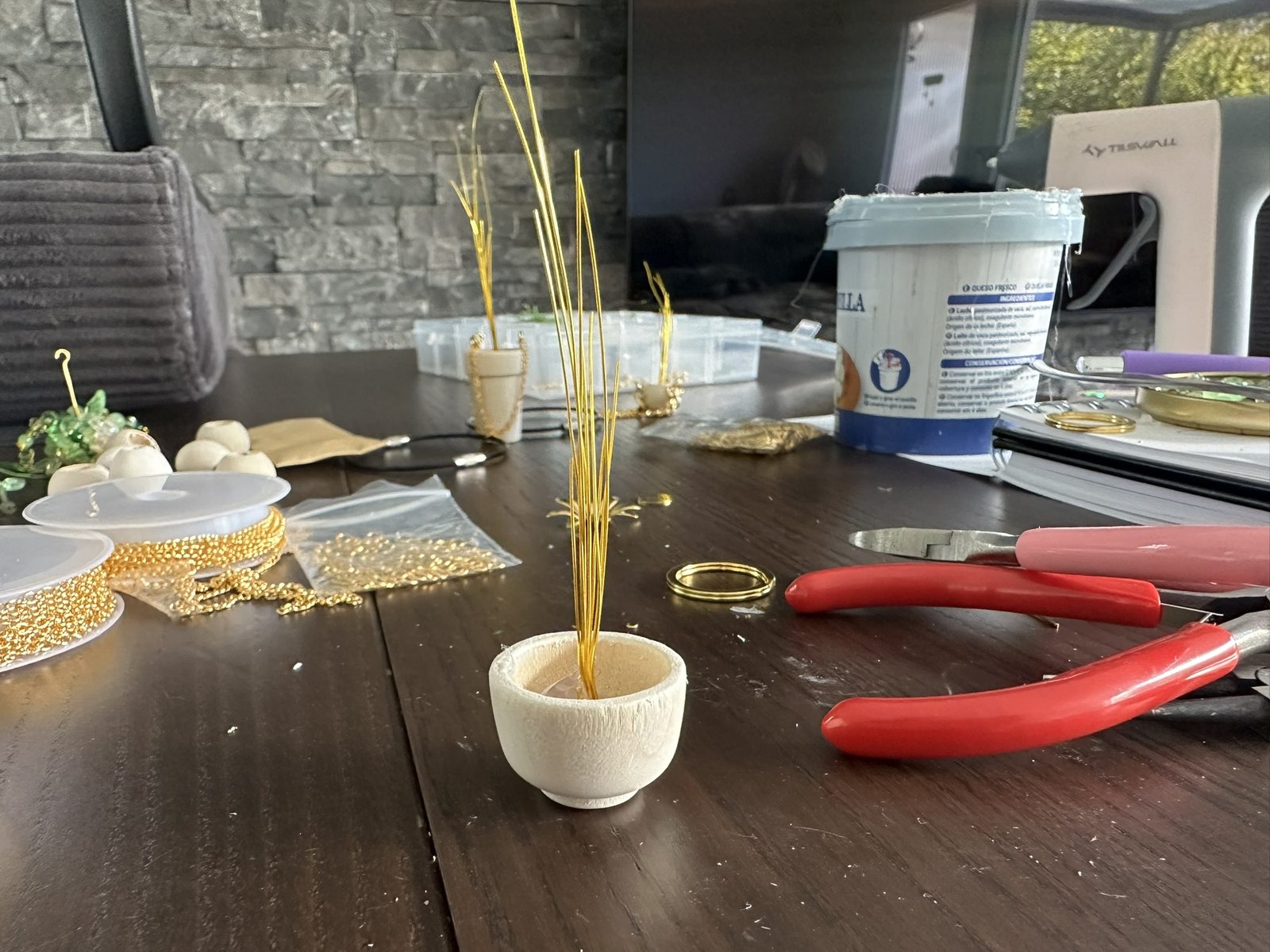 Töpfchen mit Ketten in der Vorbereitung
