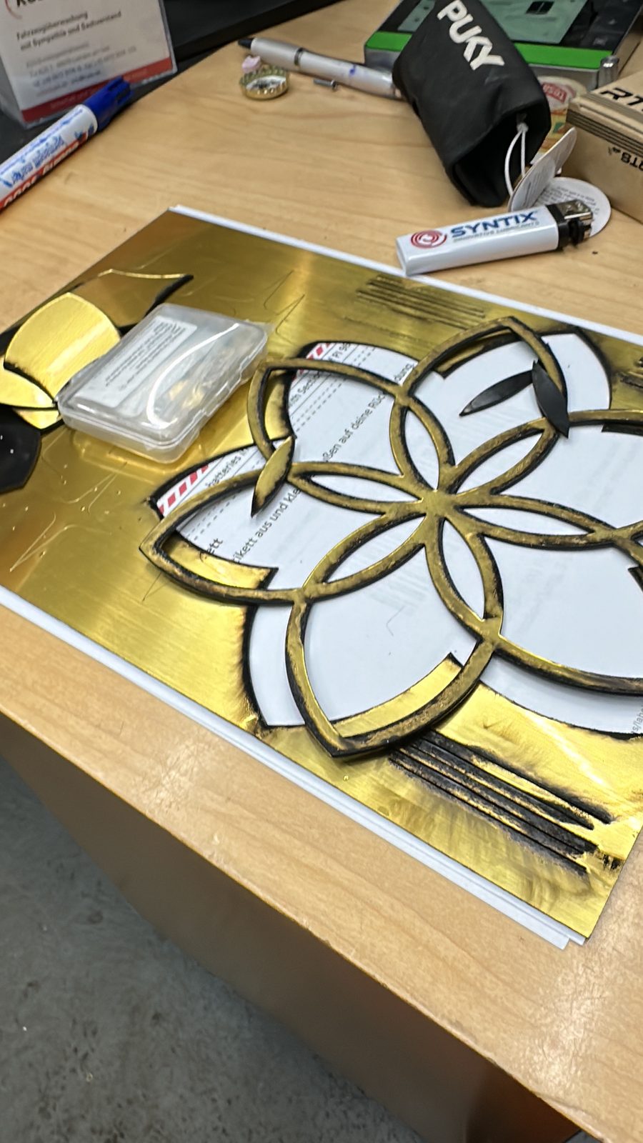 Das gelaserte Blume-des-Lebens-Ornament aus goldenem ABS mit angekokelten Kanten