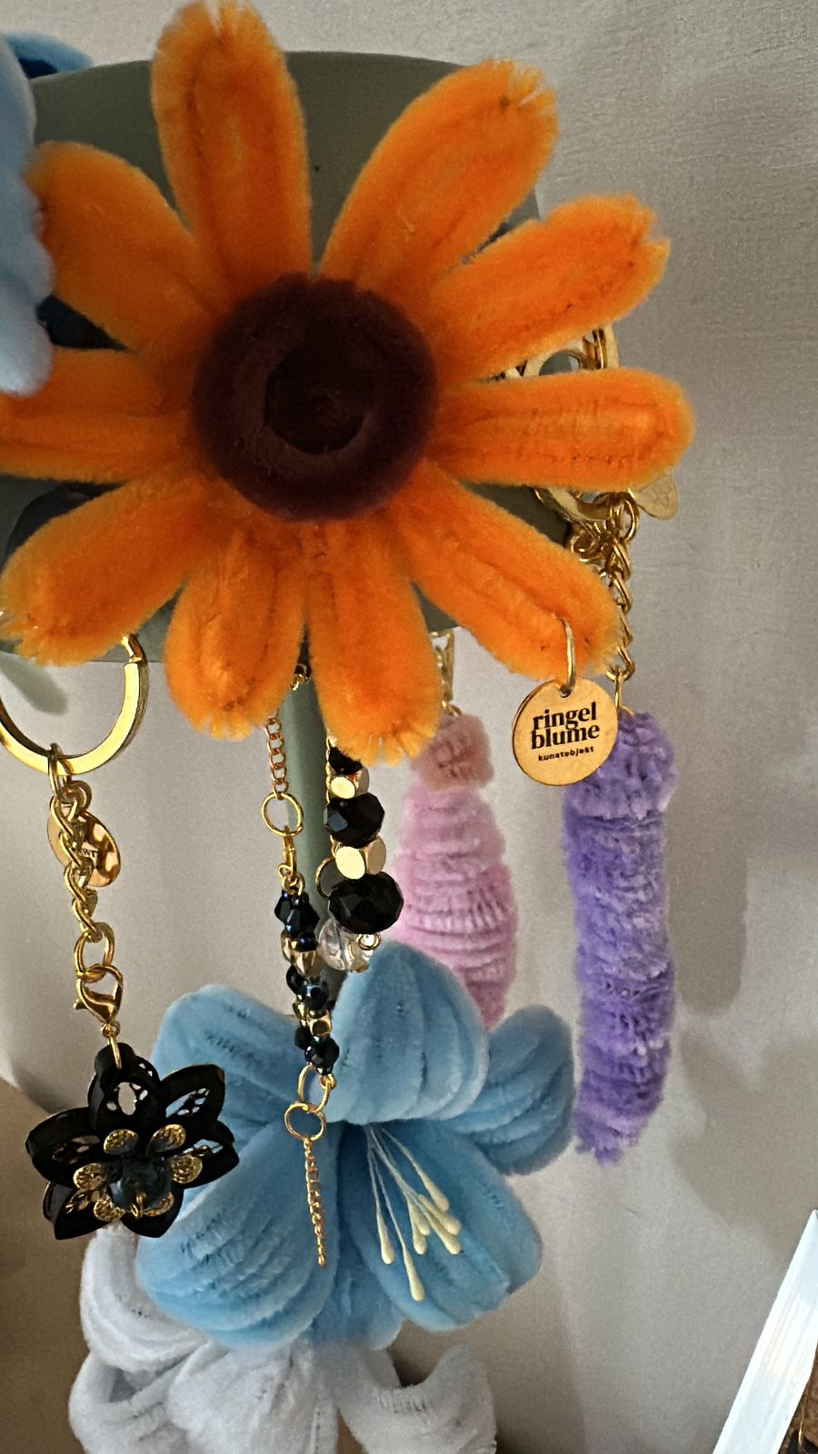 Blumen und Schlüsselanhänger nebeneinander am Display