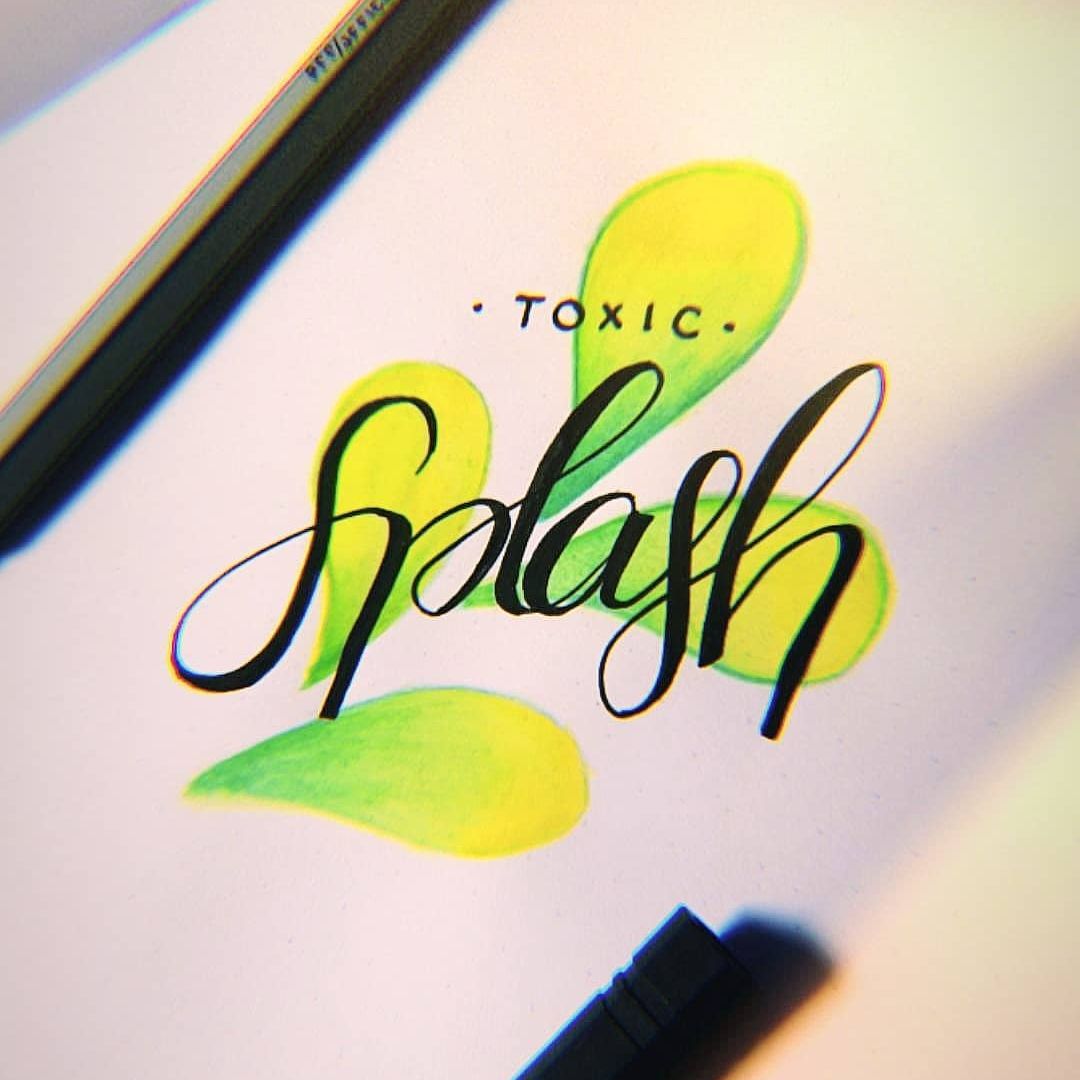 Handgelettertes „Splash" in Gelb und Grün